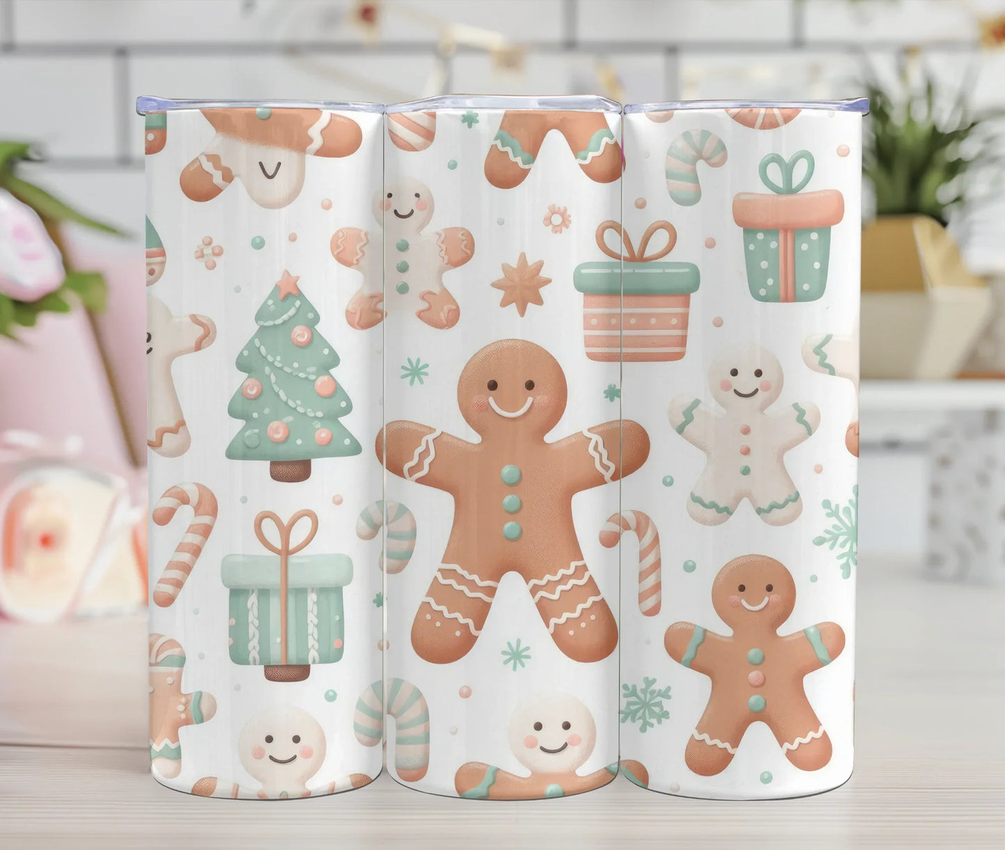 Tasse de Noël motif bonhomme en pain d'épice, sapin et cadeaux, design festif et mignon