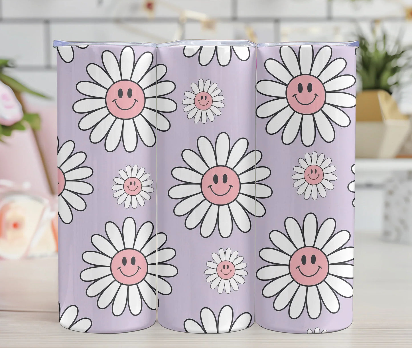 Tasses violettes à motifs de marguerites souriantes, design joyeux et coloré