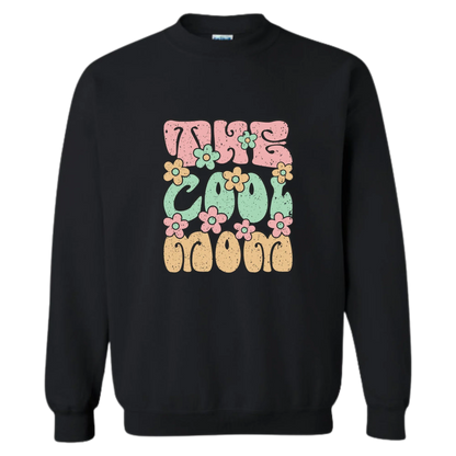Sweat-shirt noir 'The Cool Mom' avec fleurs colorées, design rétro pour maman stylée